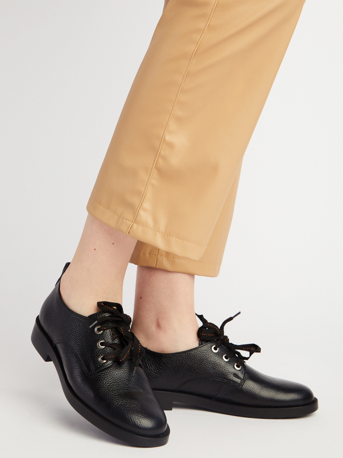 Czarne póbuty z ozdobn sznurówk