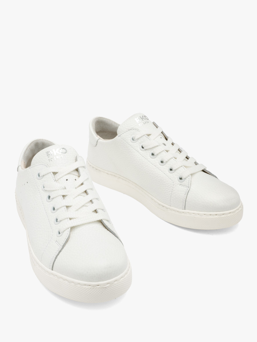 Biay póbut sportowy na lekkim spodzie