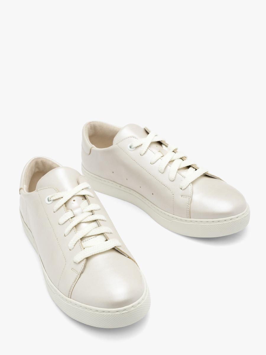 Perowy póbut sportowy na lekkim spodzie