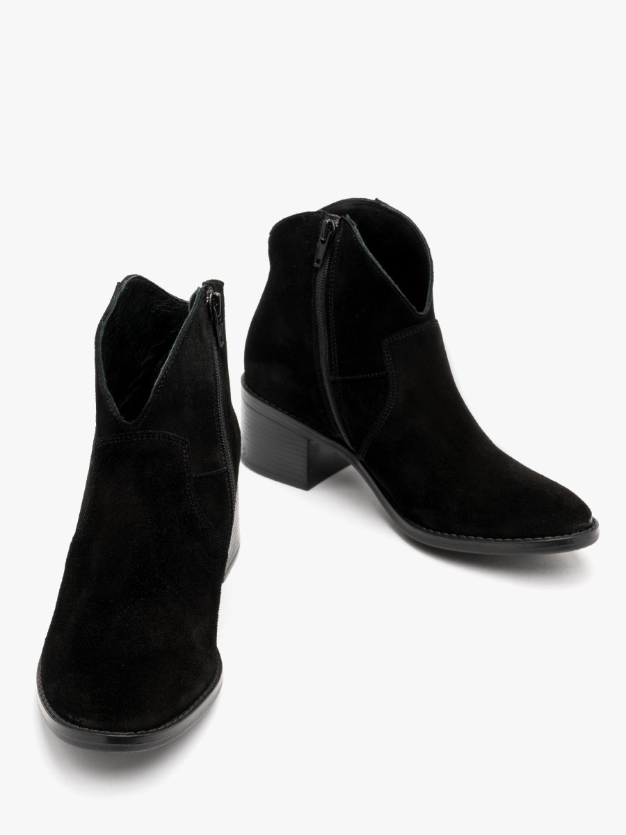 Czarne botki typu kowbojki