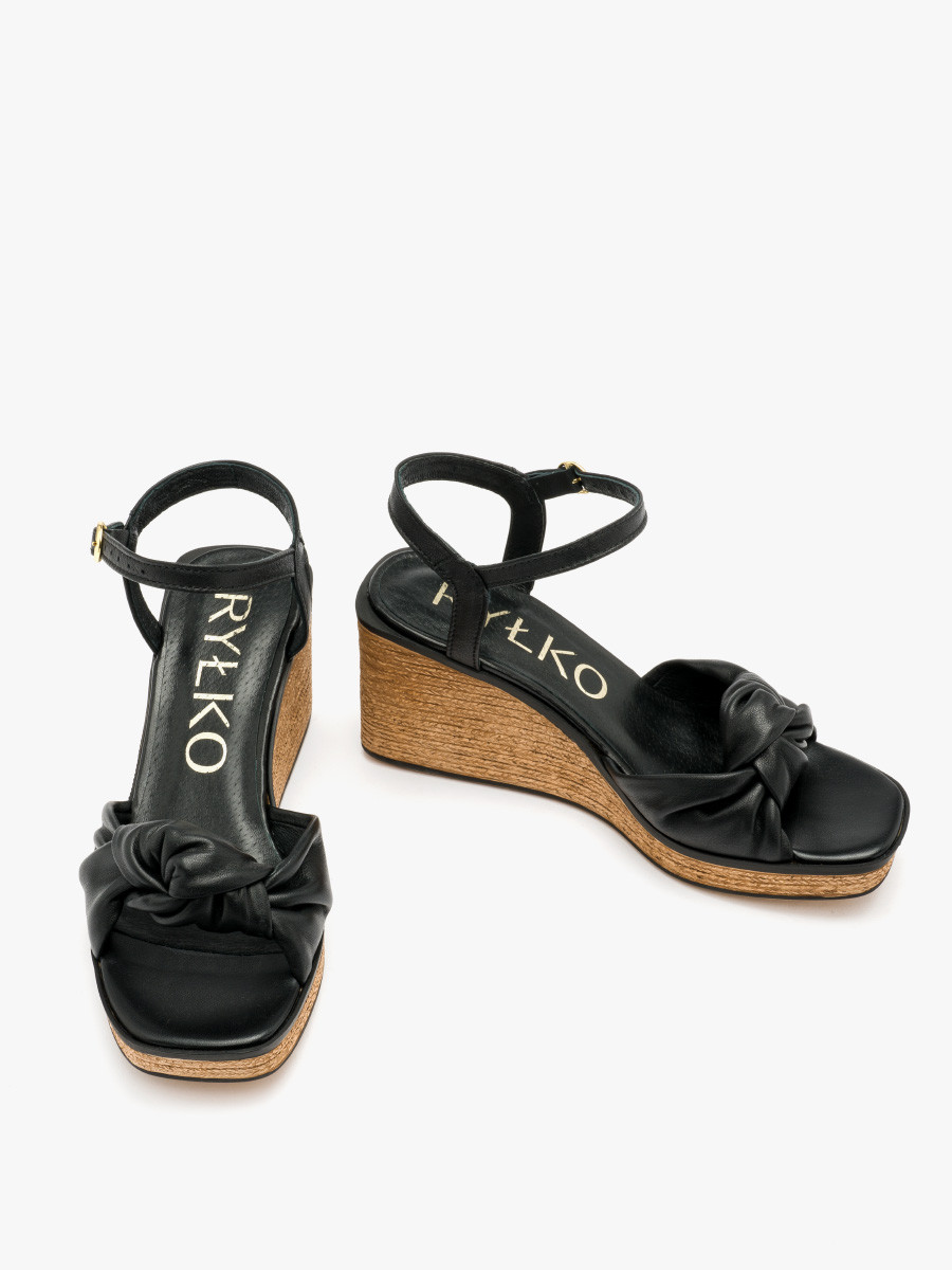 Czarne sanday na koturnie z ozdobn cholewk