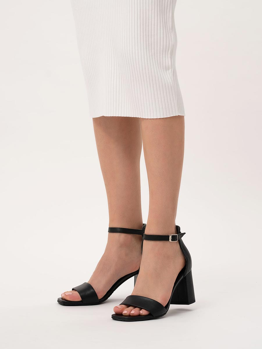 Czarne sanday na supku