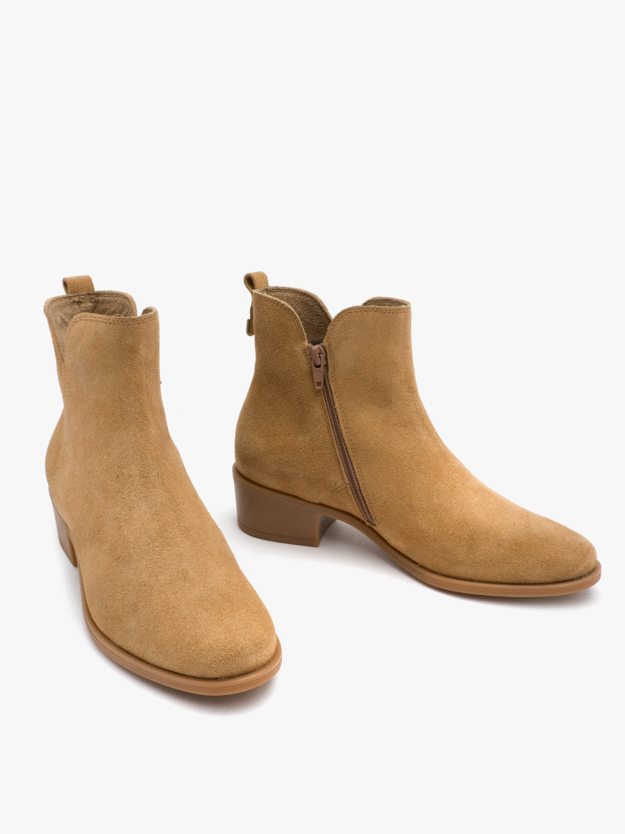 Beowe botki z ozdobn cholewk