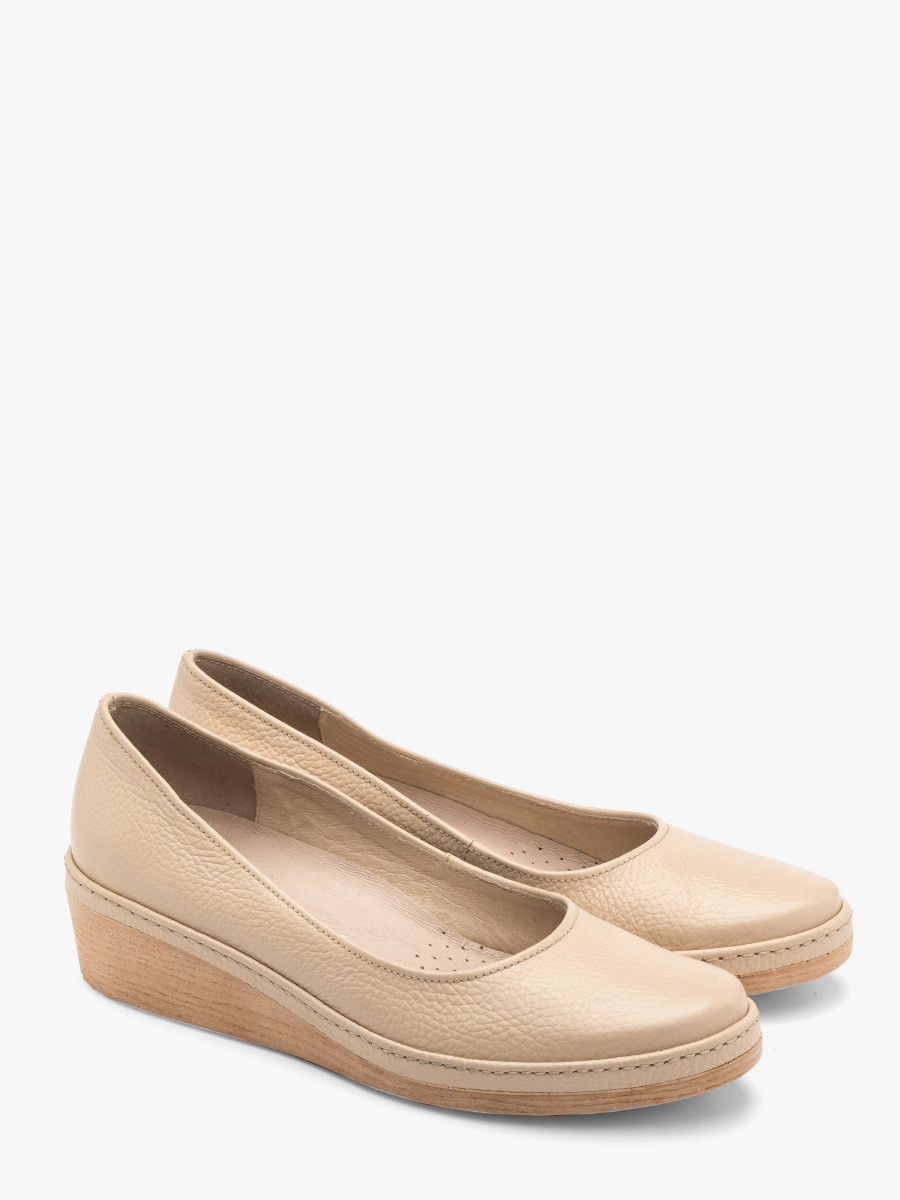 Beowe czóenko na platformie