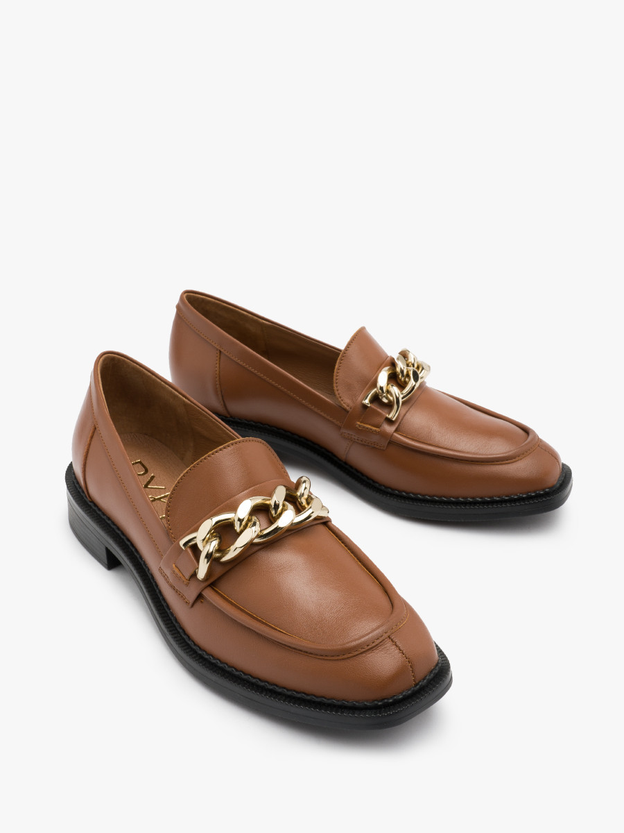 Brzowe mokasyny ze zotym ańcuchem