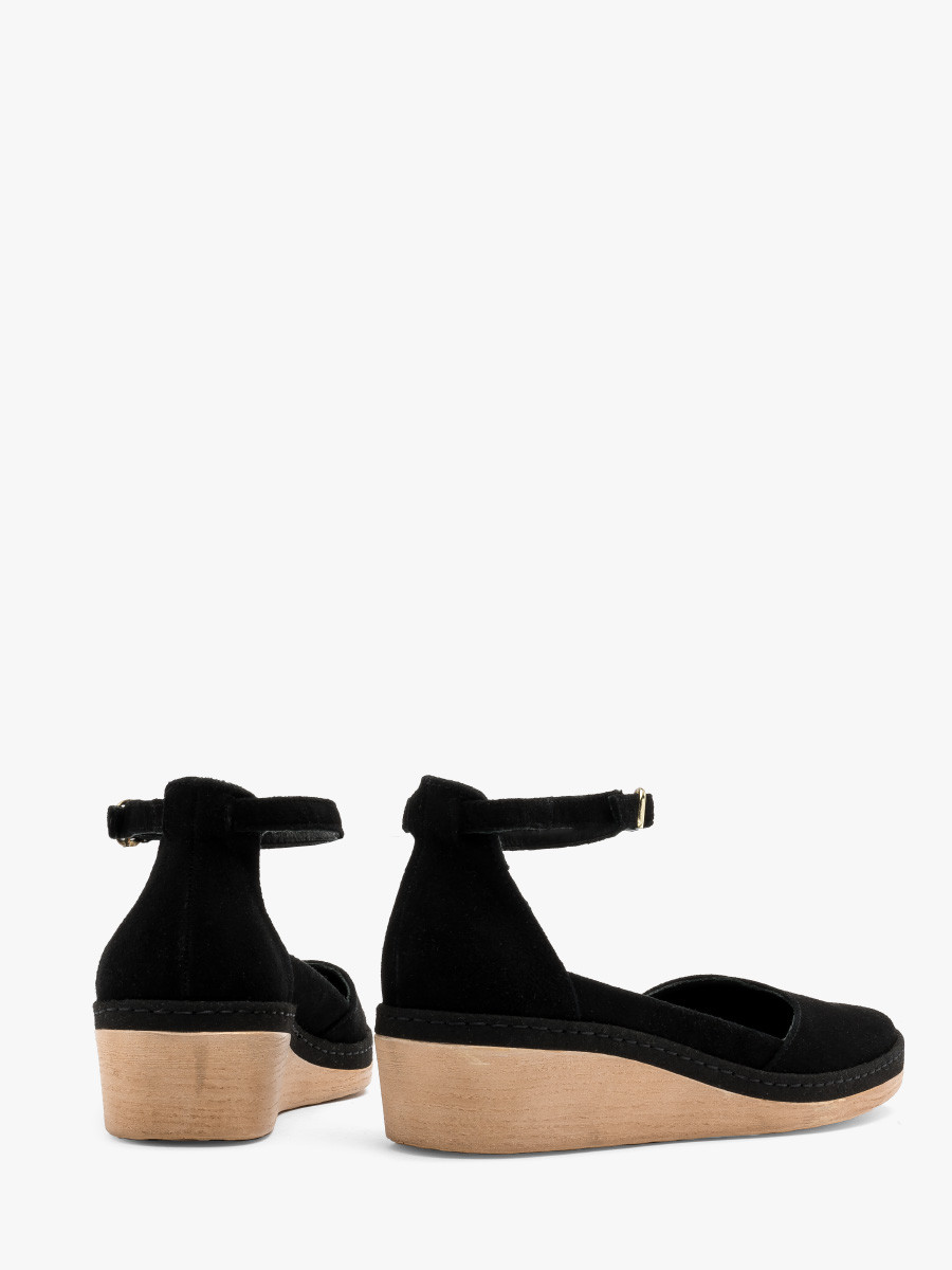 Czarne czóenko na platformie z paskiem wokó kostki