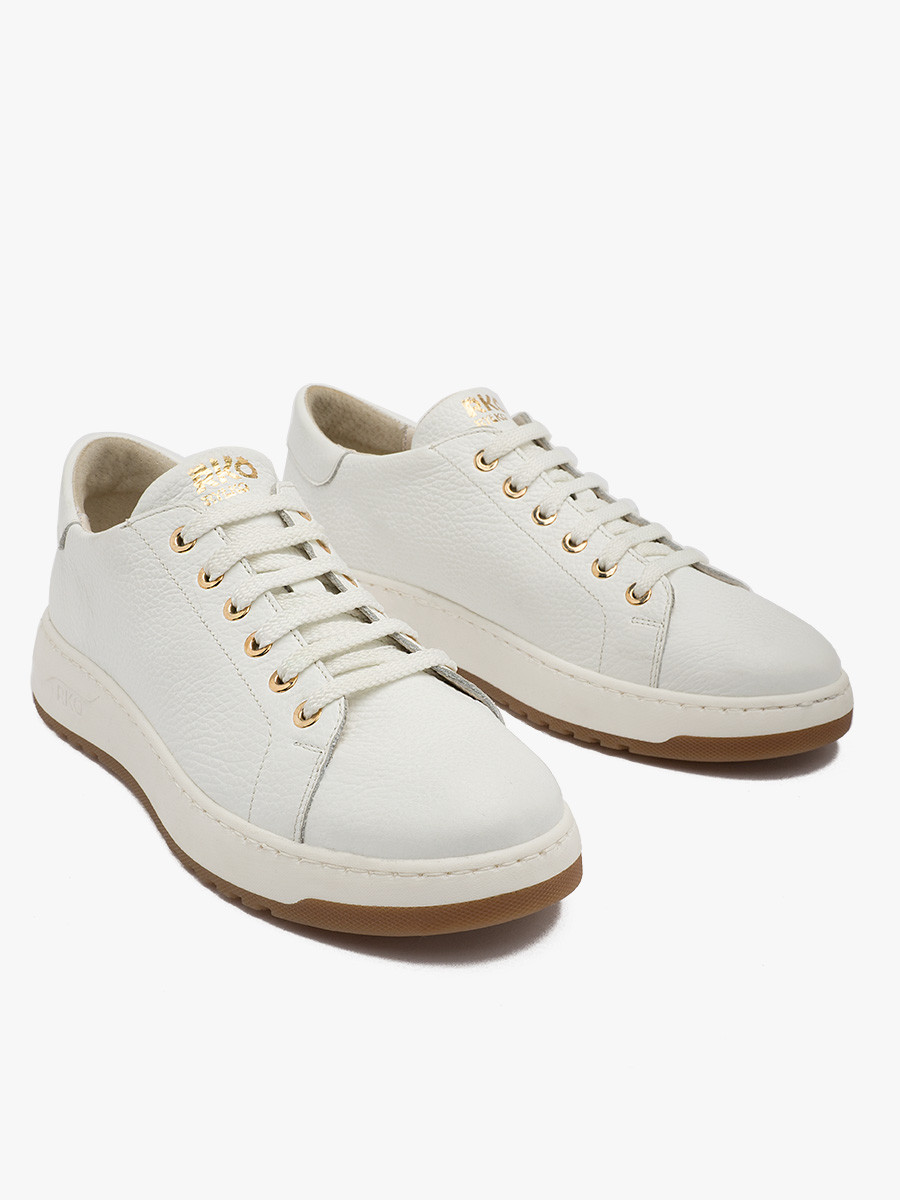 Biae póbuty sportowe ze zotymi detalami