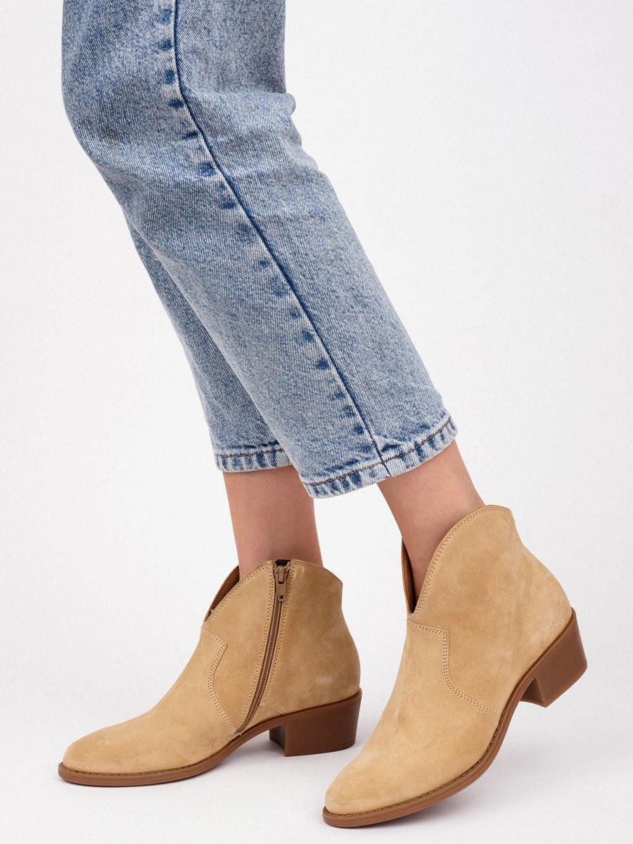 Piaskowe, welurowe kowbojki