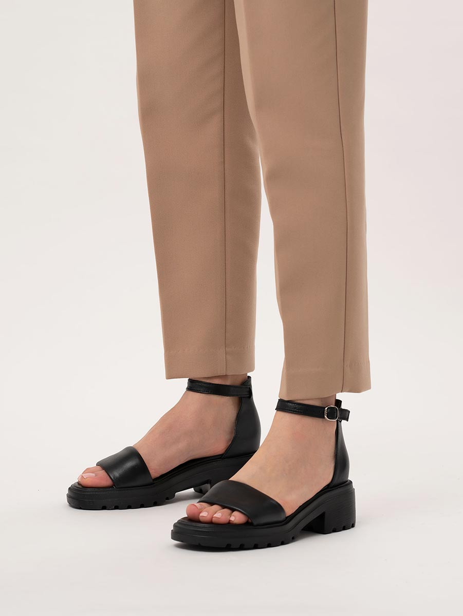 Czarne sanday na masywnym spodzie