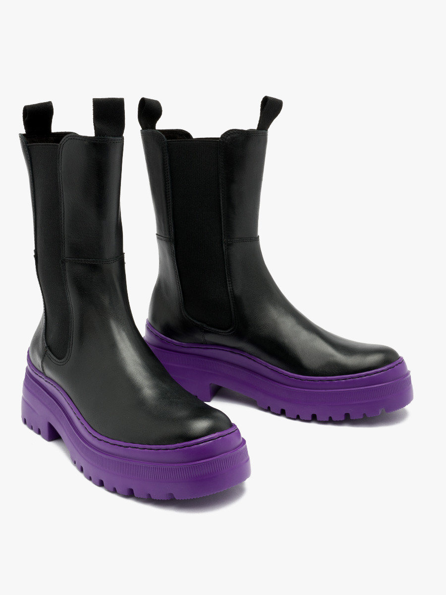 Czarne sztyblety na fioletowym spodzie