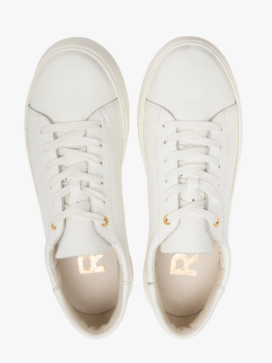 Biay póbut sportowy ze zotymi detalami