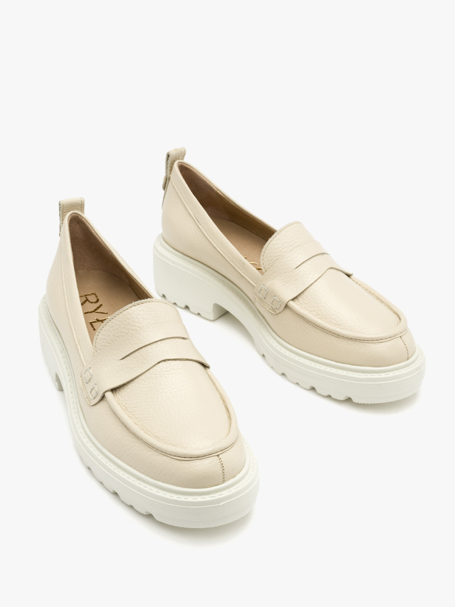 Kremowe mokasyny z ozdobn cholewk