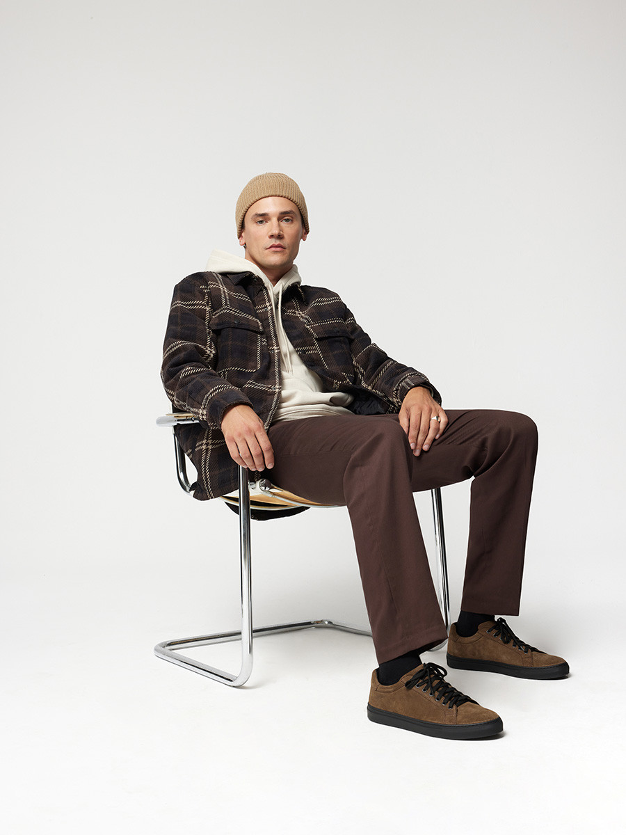 Oliwkowe trampki na czarnym spodzie