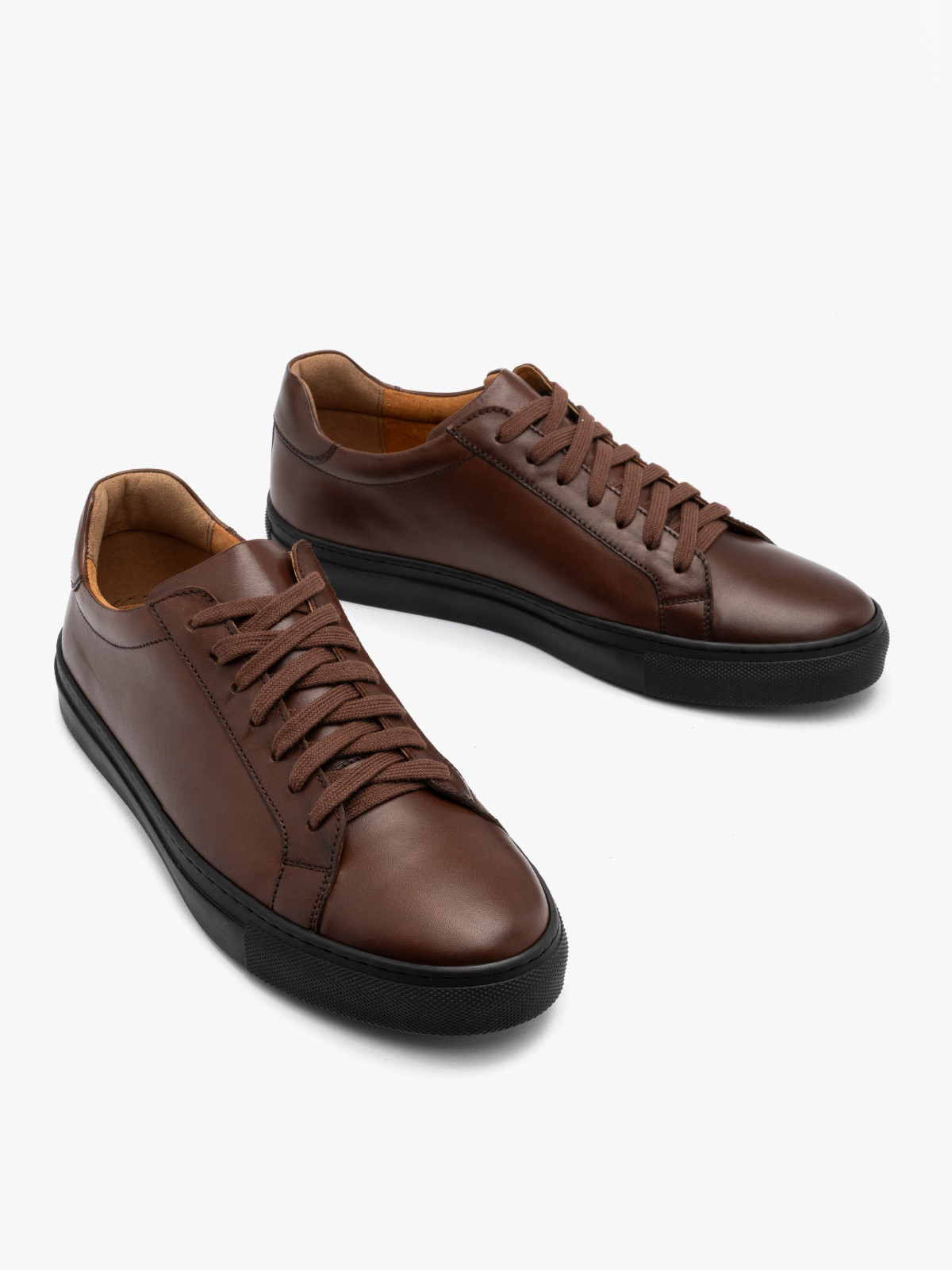 Ciemnobrzowe trampki w sportowym stylu