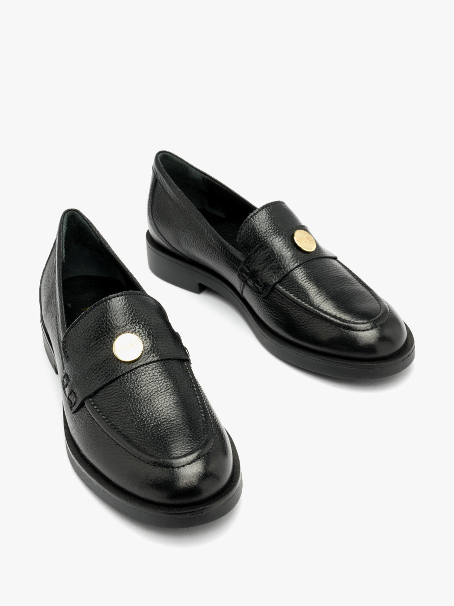 Czarne mokasyny ze zot ozdob