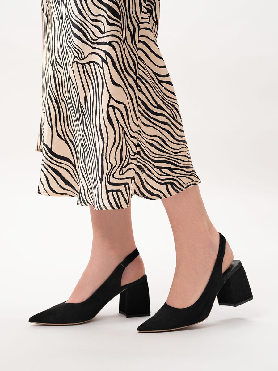 Czarne czóenka na supku z odkryt pit