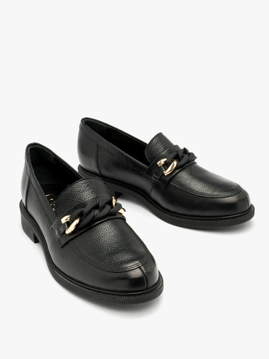 Czarny mokasyn ze zoto-czarn ozdob