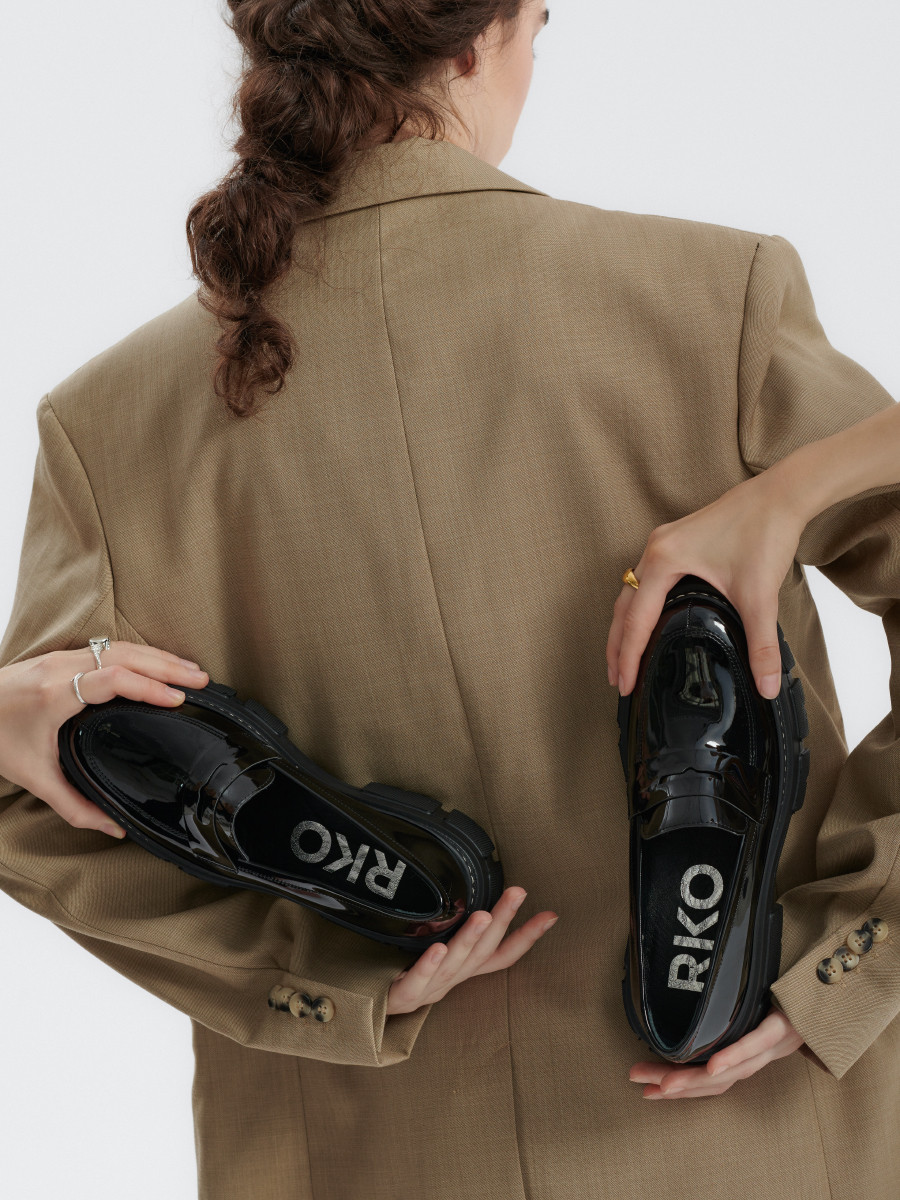 Czarne mokasyny na grubej podeszwie