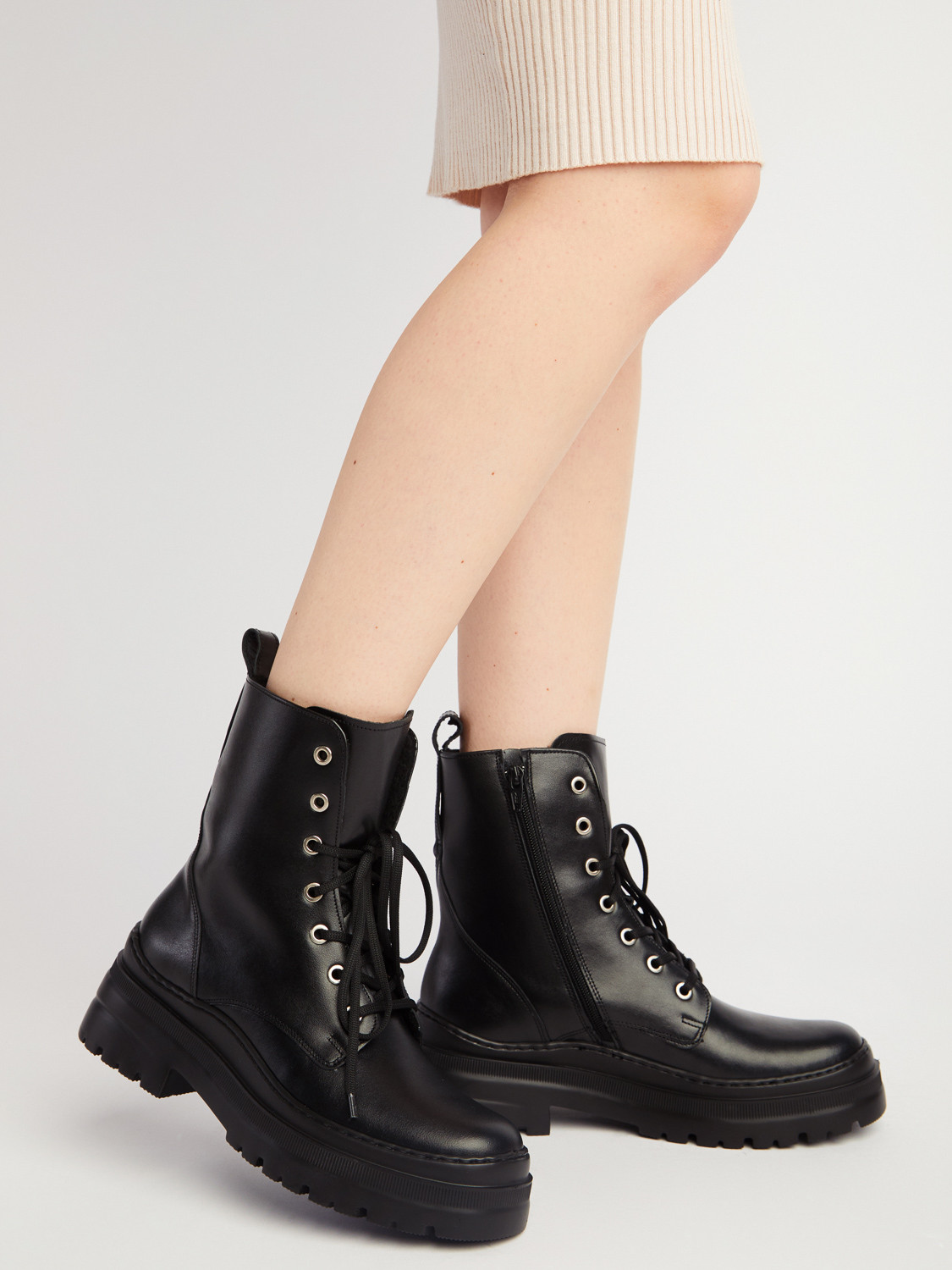 Czarne trzewiki z ozdobnym otokiem