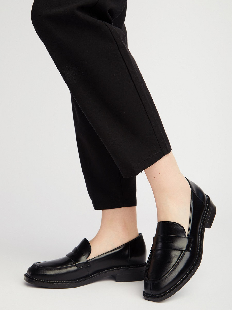 Czarne mokasyny na paskiej podeszwie