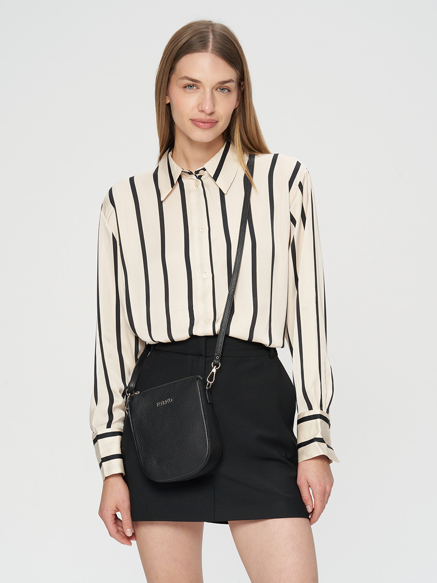 Maa, czarna torebka  ze srebrnym logotypem