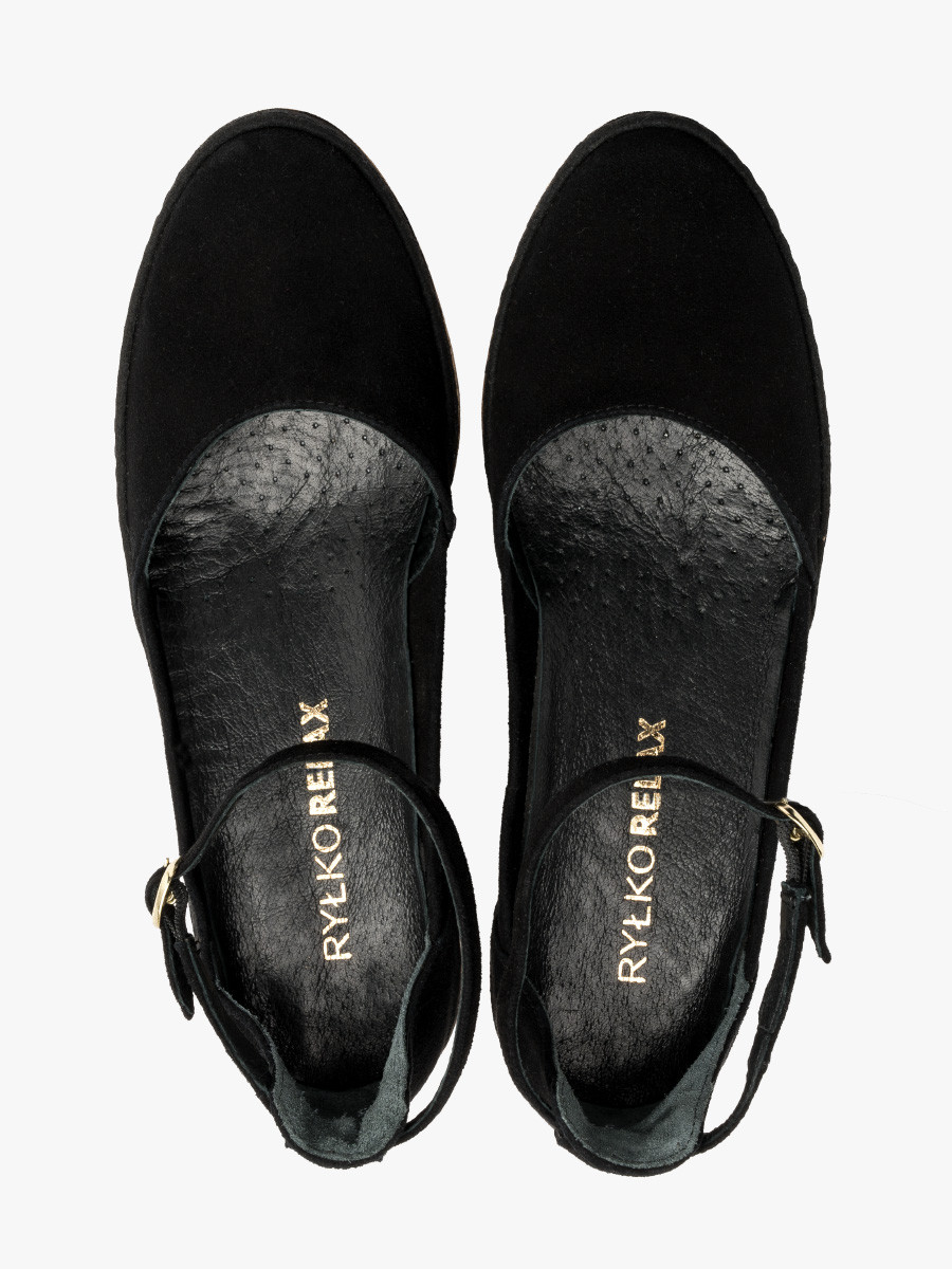 Czarne czóenko na platformie z paskiem wokó kostki