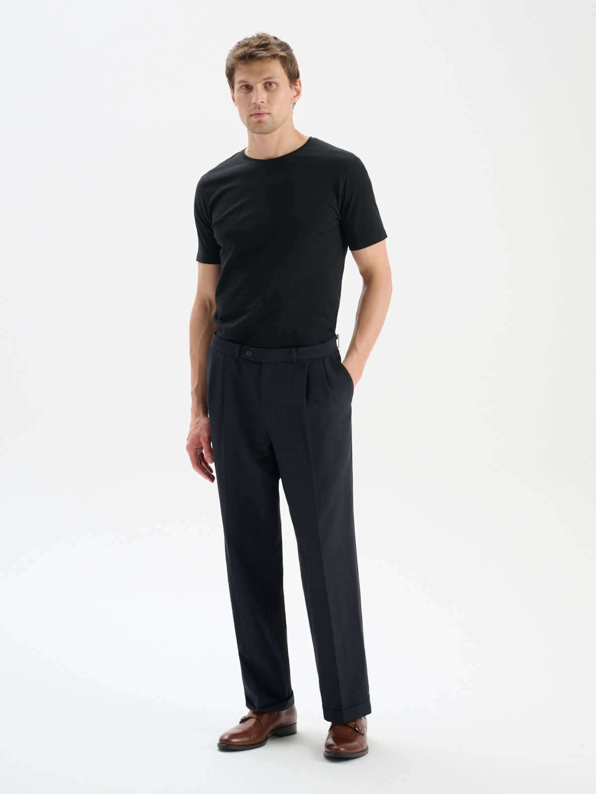 Brzowy póbut mski z ozdobnym zapiciem