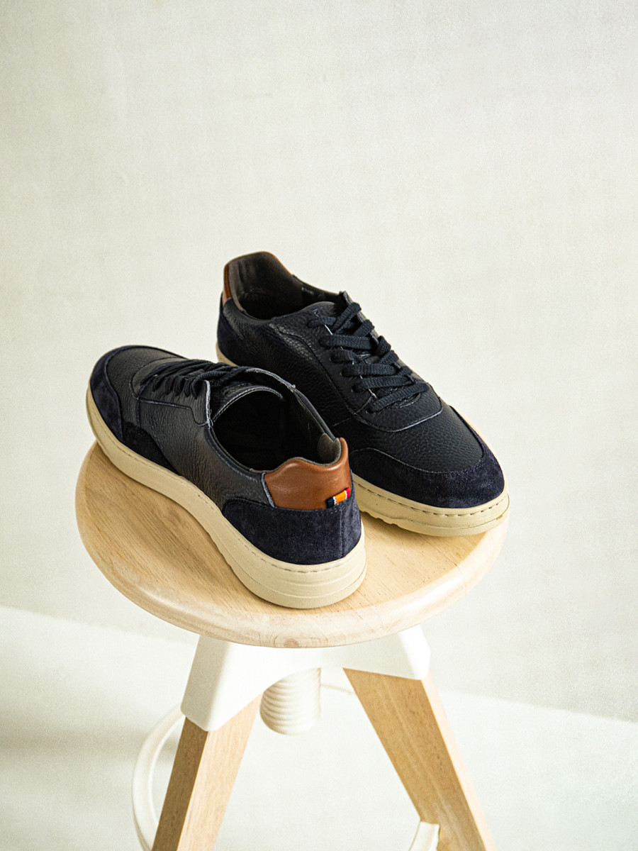 Granatowe póbuty sportowe