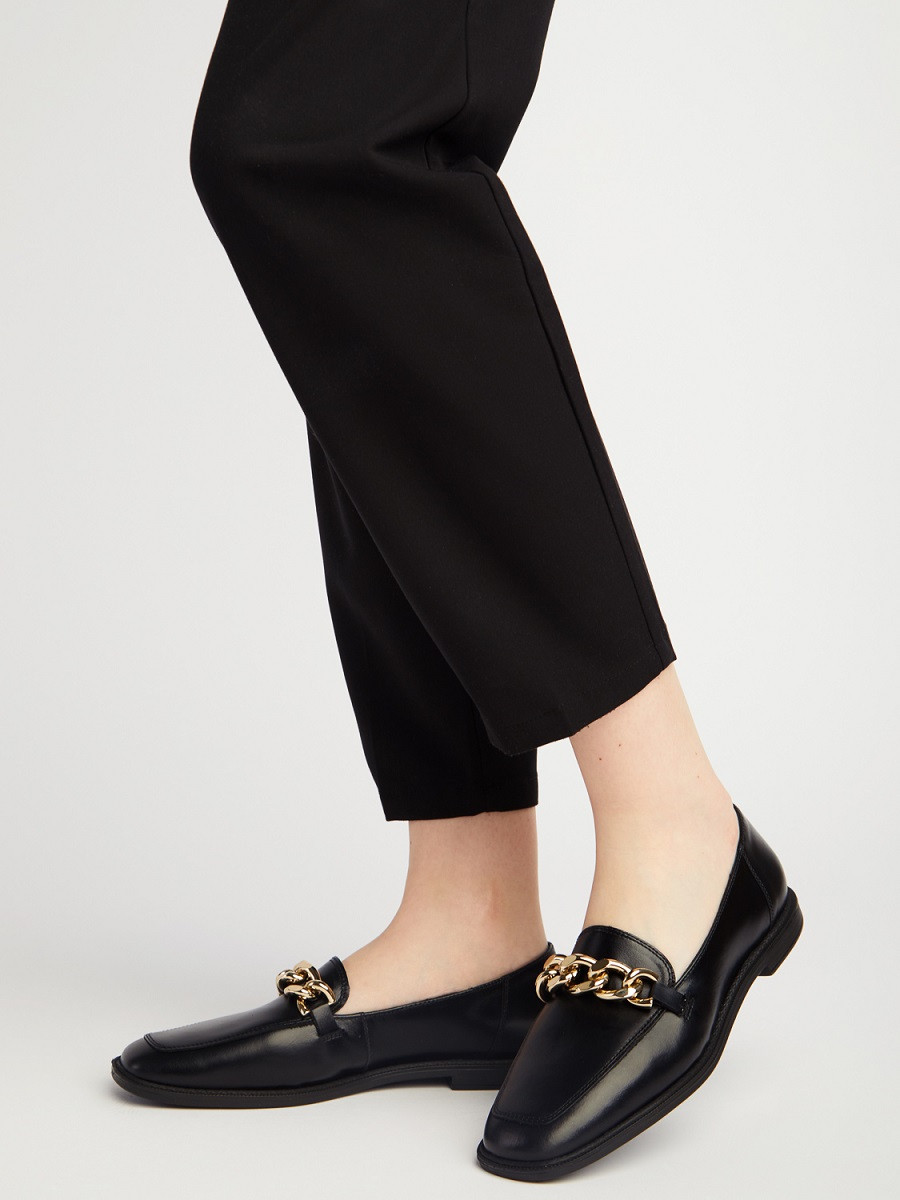 Czarne mokasyny ze zotym ańcuchem na cholewce
