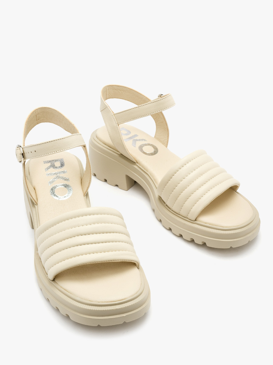 Kremowe sanday na niewielkim obcasie