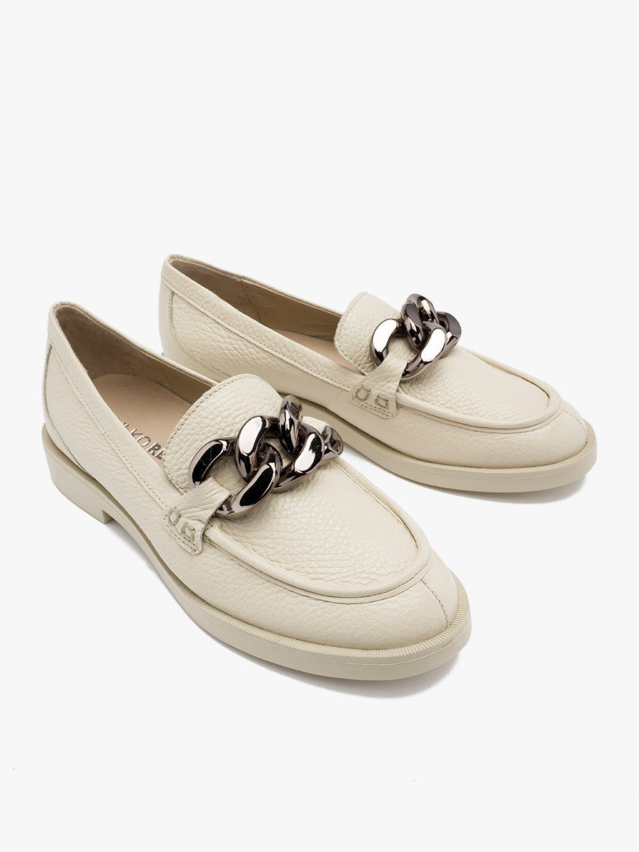 Kremowe mokasyny z masywnym ańcuchem