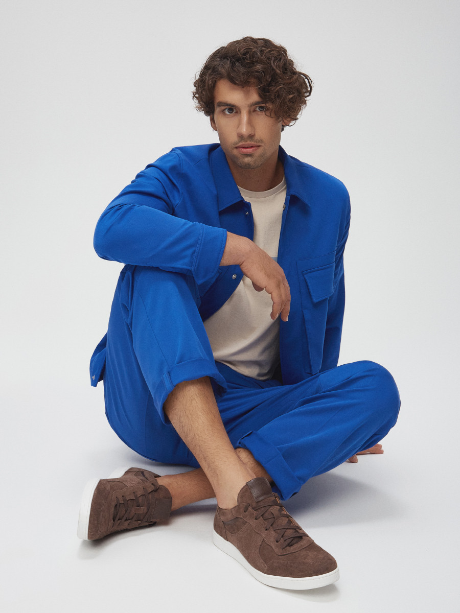 Brzowe póbuty na biaym spodzie