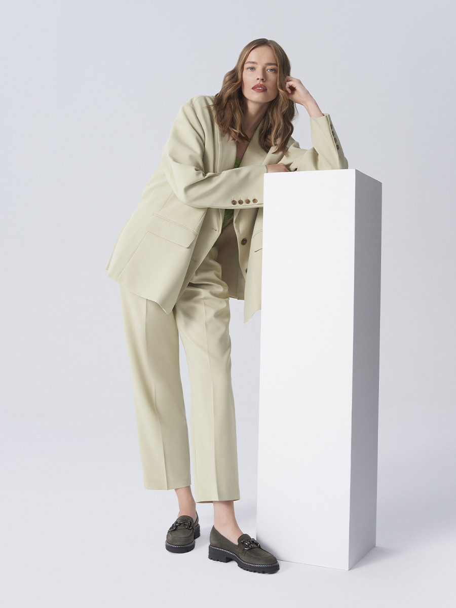 Mokasyny w kolorze khaki z ozdob