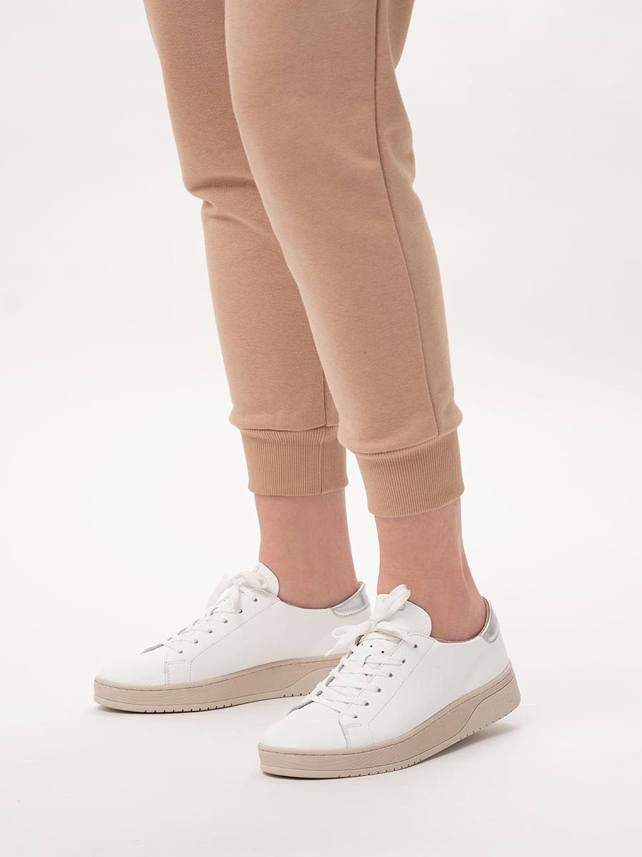 Biae póbuty na beowym spodzie