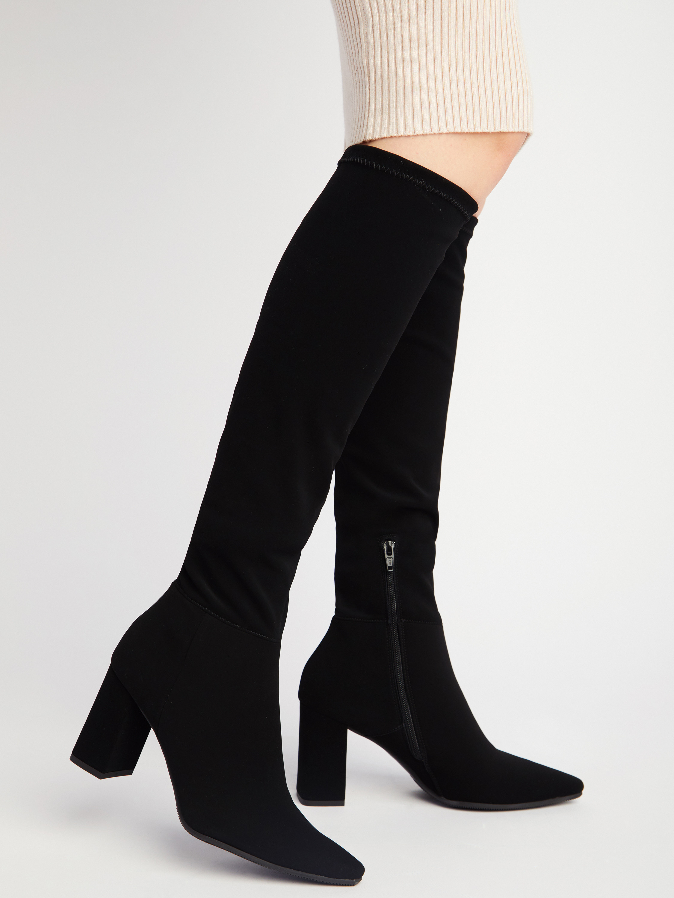 Czarne kozaki z elastyczn cholewk