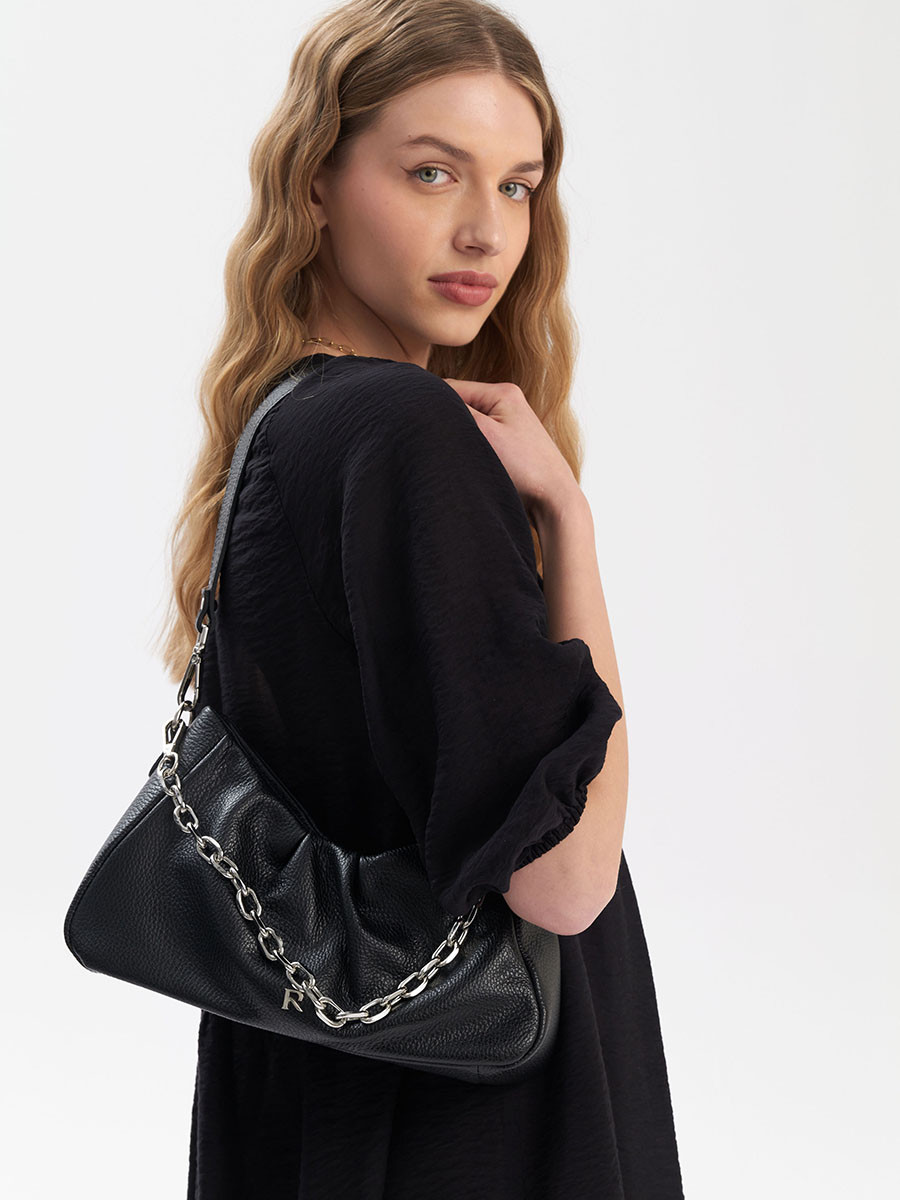 Maa, czarna torebka z ańcuszkiem