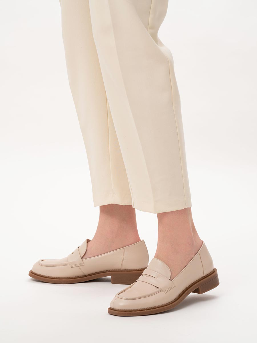 Kremowe mokasyny