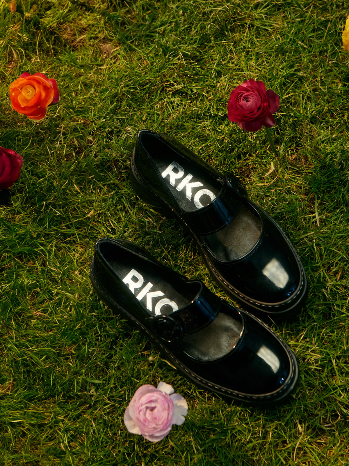 Czarne czóenka na masywnym spodzie