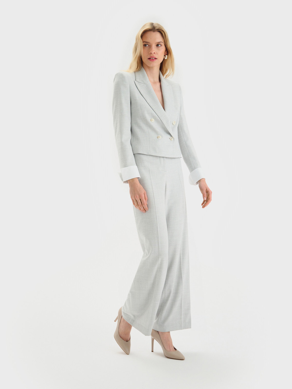 Beowe czóenka z ozdobny dekoltem