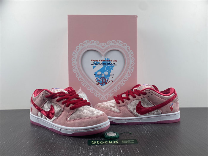 Nike S.B Dunk Low StrangeLove Skateboards  CT2552-800