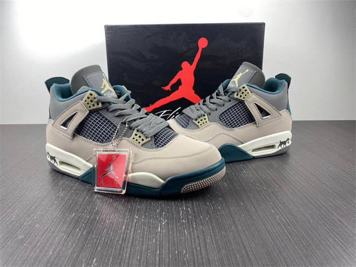 Jordan 4 Retro SE Craft Photon Dust DV3742-021.