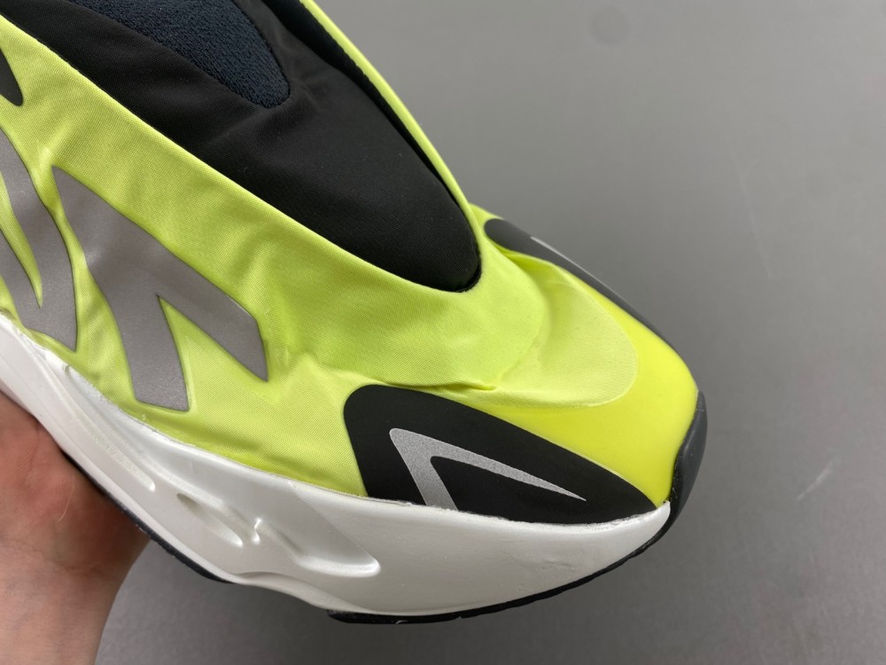 Ad*s yeezy boost 700 mnvn laceless 