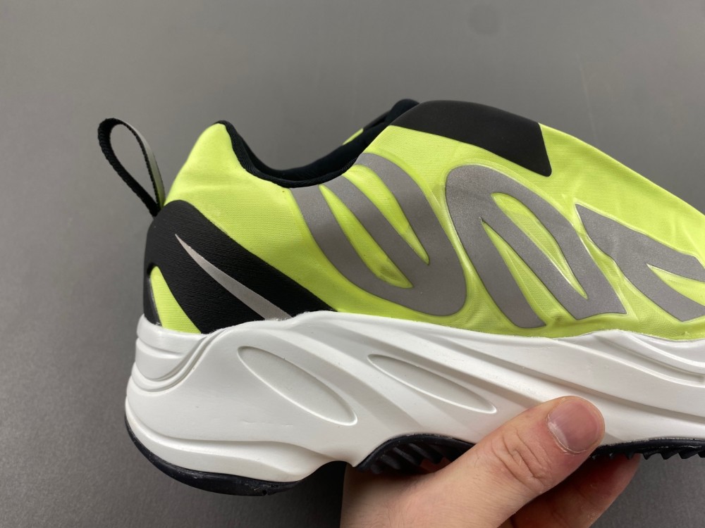 Ad*s yeezy boost 700 mnvn laceless 