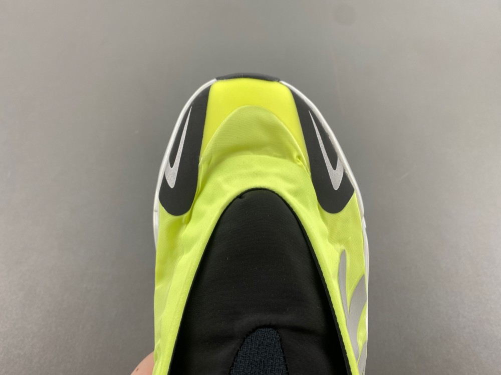 Ad*s yeezy boost 700 mnvn laceless 