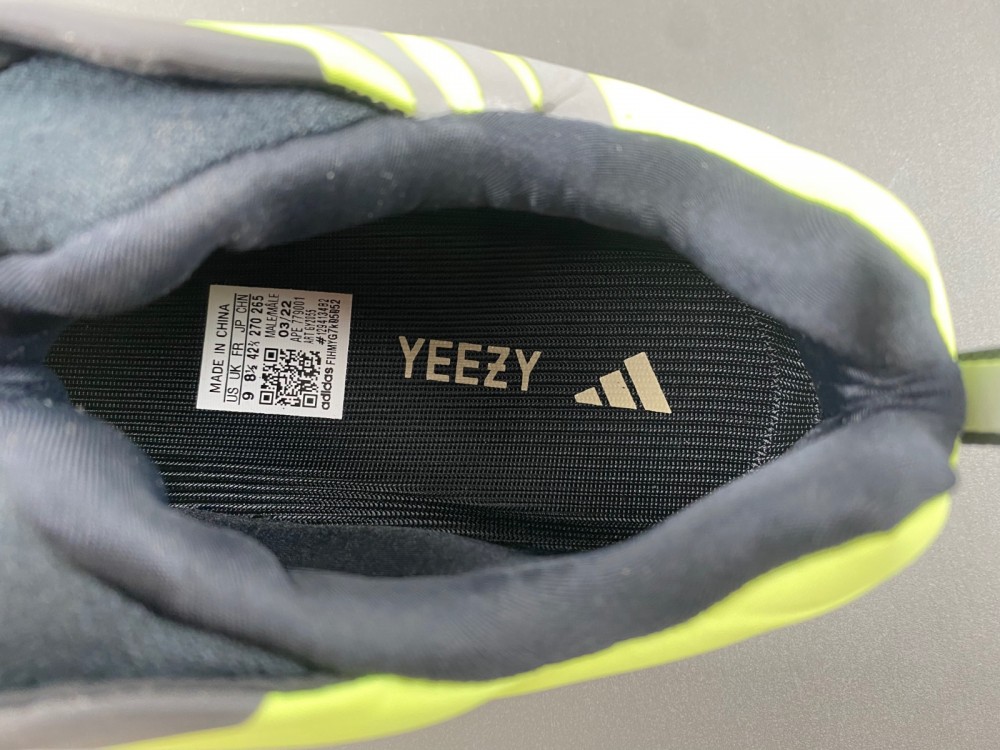 Ad*s yeezy boost 700 mnvn laceless 