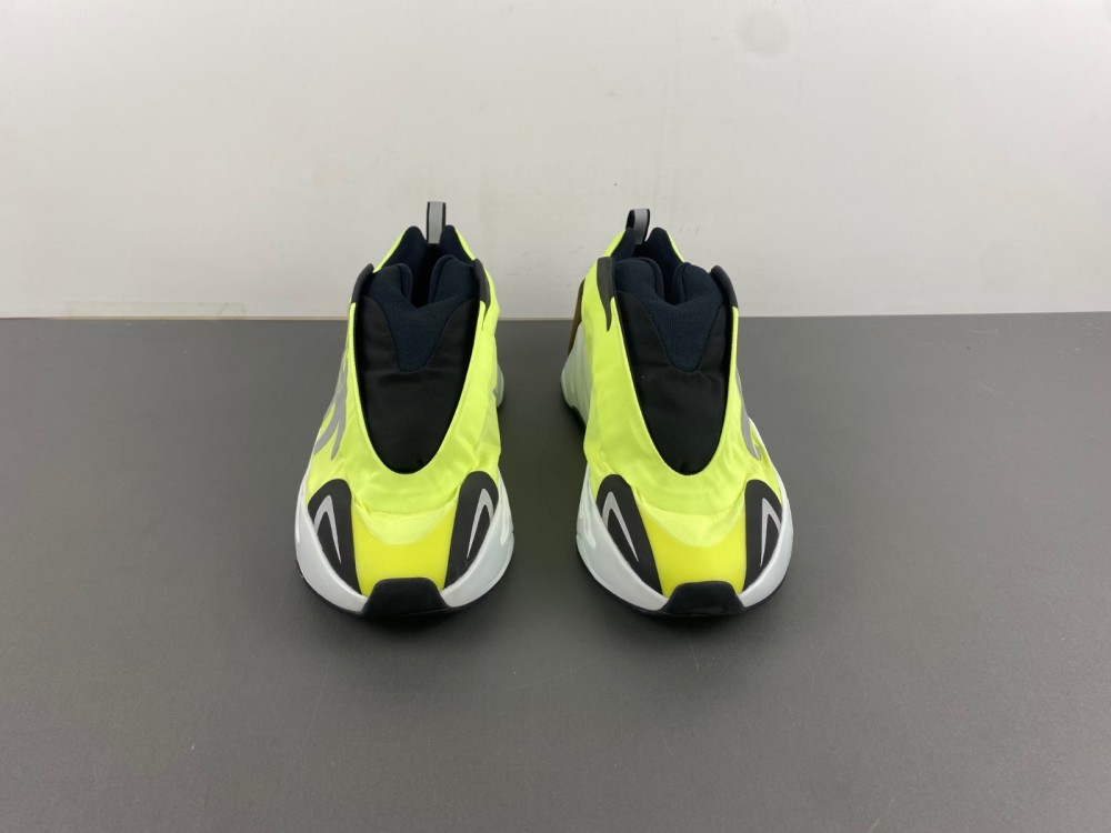 Ad*s yeezy boost 700 mnvn laceless 