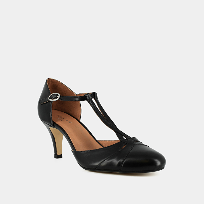 HEELED MARY JANES AND ADJUSTABLE BUCKLES