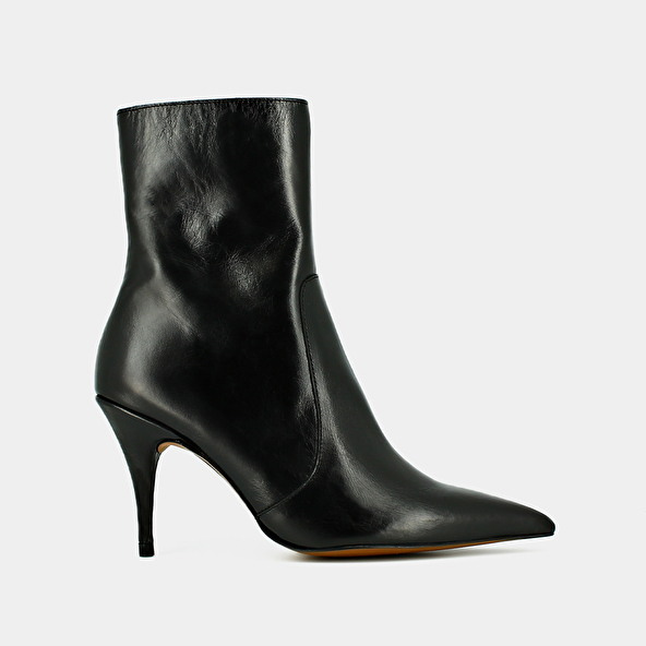 HEELED BOOTS WITH POINTED TOES