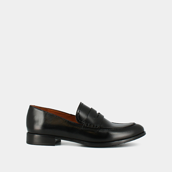 LOAFERS WITH ROUNDED TOE AND SMALL HEEL