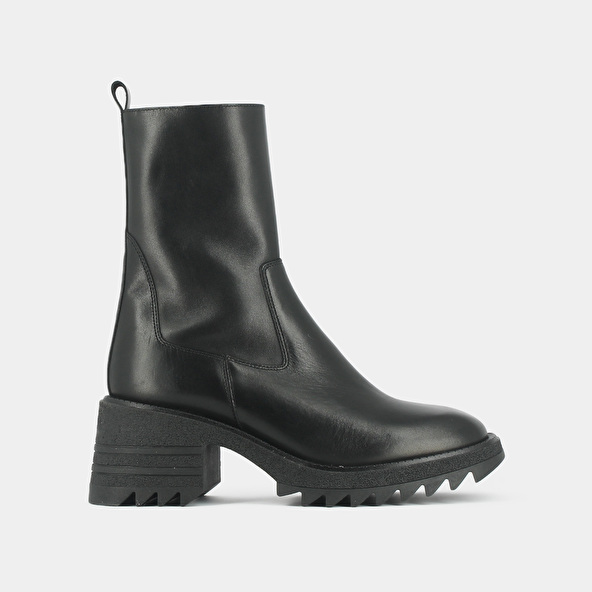 BOOTS WITH HEEL AND NOTCHED SOLE